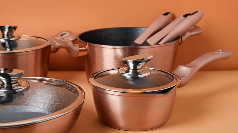 Terracotta duvarına karşı bakır tencere