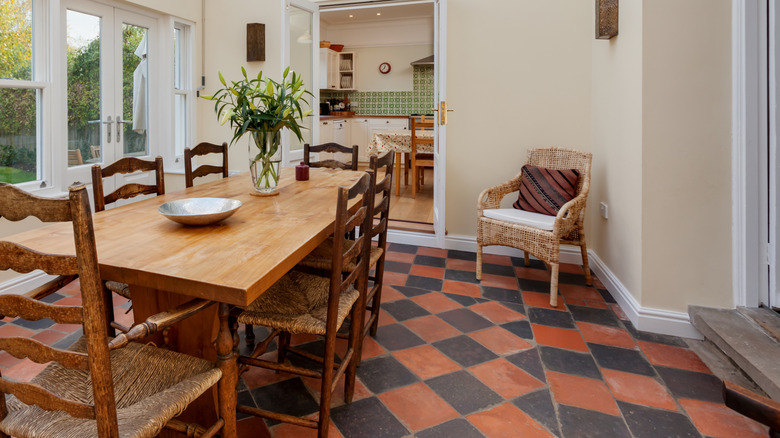 Siyah ve Terracotta Zeminler