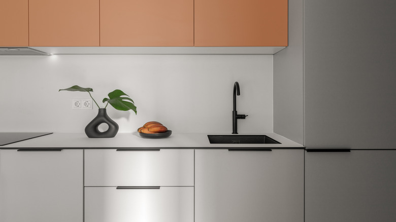 Terracotta ve gri mutfak