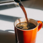 En şirin mini sehpa DIY için bir dolar ağacı temel ve ahşap tahtalar kullanın