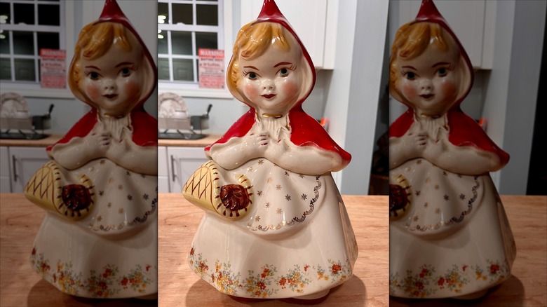 Tezgah üzerinde küçük kırmızı binicilik başlık kurabiye kavanozu