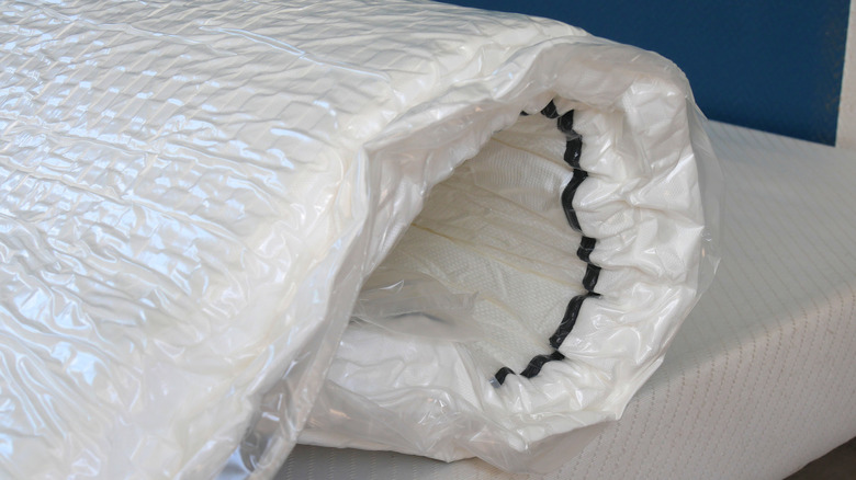 Bir kutu yayında vakumla yuvarlanan yatak