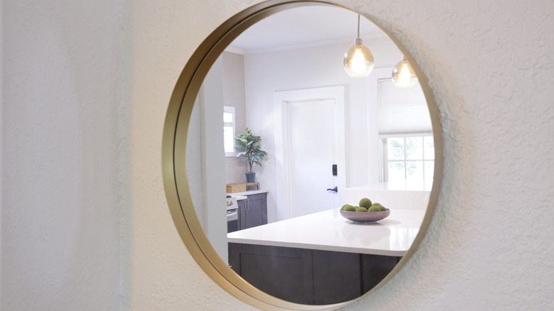 Mutfak yansıması ile yuvarlak ayna