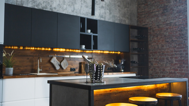 Boş tuğla duvarlı karanlık minimalist mutfak