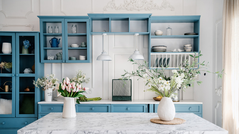 Mutfak tezgahında iki çiçek ekran