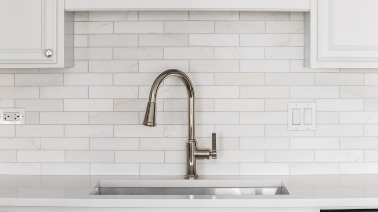 Metro karo backsplash ile mutfak lavabo fikstürü