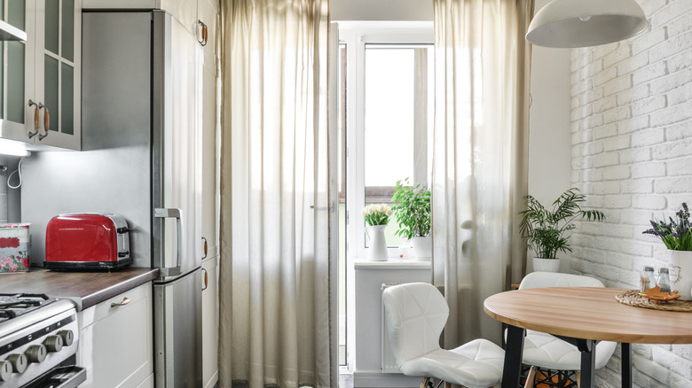 Küçük bir mutfakta keten örtülüyor