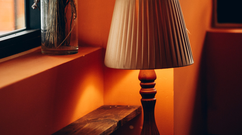 Pencerenin yanındaki küçük masa lambası