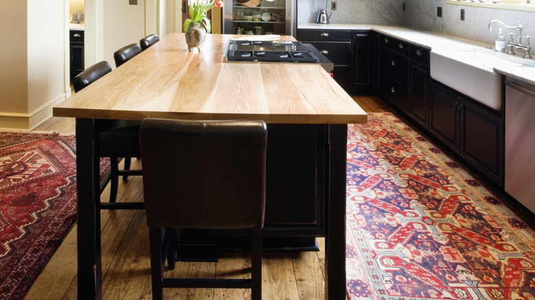 Yerde alan halıları olan mutfak