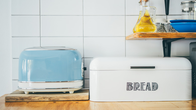 Ktichen'de vintage ekmek kutusu ve ekmek kızartma makinesi