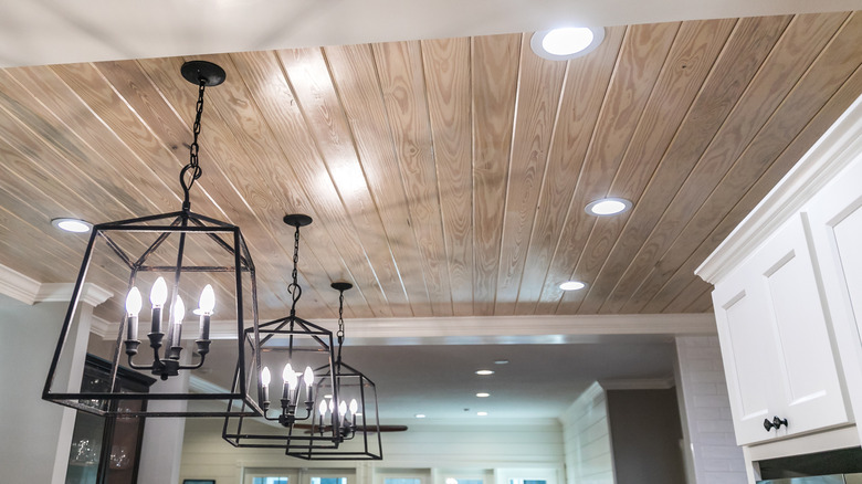 Bir mutfakta parlak ışık fikstürlerinin kapatılması