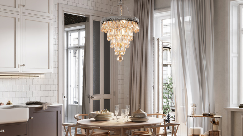 Bir mutfak masasının üzerinde asılı avize