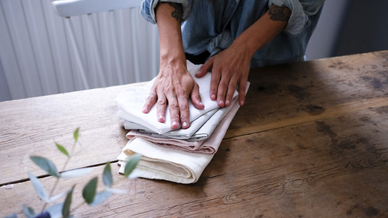 Bir masanın üzerine katlanan kişinin closeup