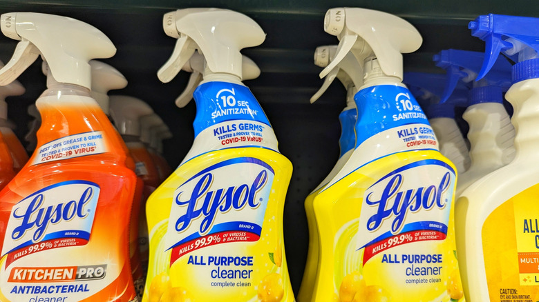 Bir mağaza rafında çok amaçlı temizleyici şişe bir satır lizol