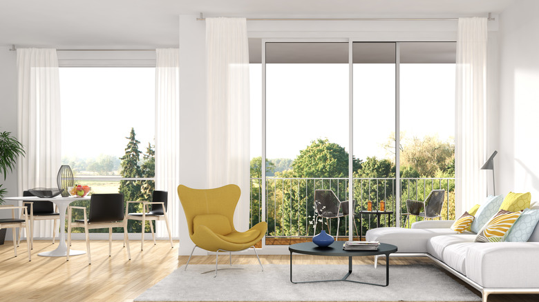 Sürgülü kapılar üzerinde şeffaf perdeler ile parlak oturma odası