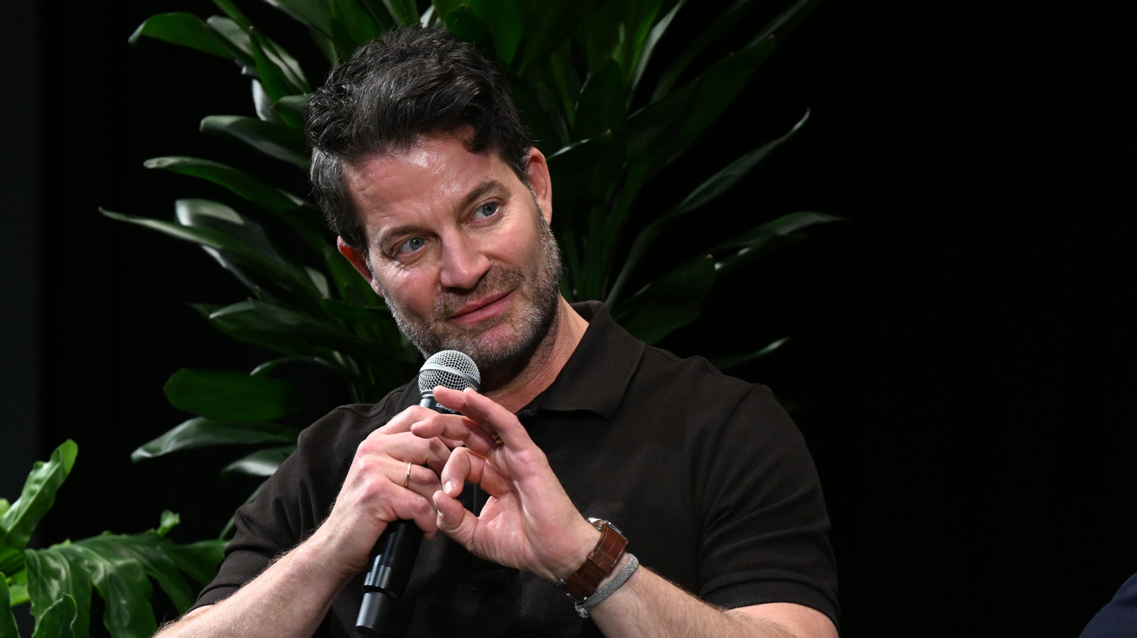 Dikey panjurlara veda edin - Nate Berkus'un sürgülü cam kapıları örtmek için daha iyi bir fikri var