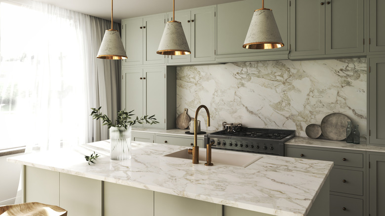 Eşleşen mermer backsplash ve tezgahlı nötr yeşil mutfak