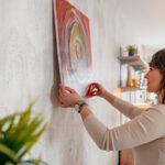 Duvarınızda delik açmayı bırakın ve dekor asmak için bir Paperclip Hack kullanın