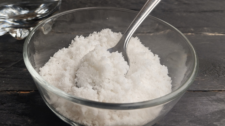 Epsom tuzu, magnezyum sülfat, gümüş kaşıkla bir cam kapta