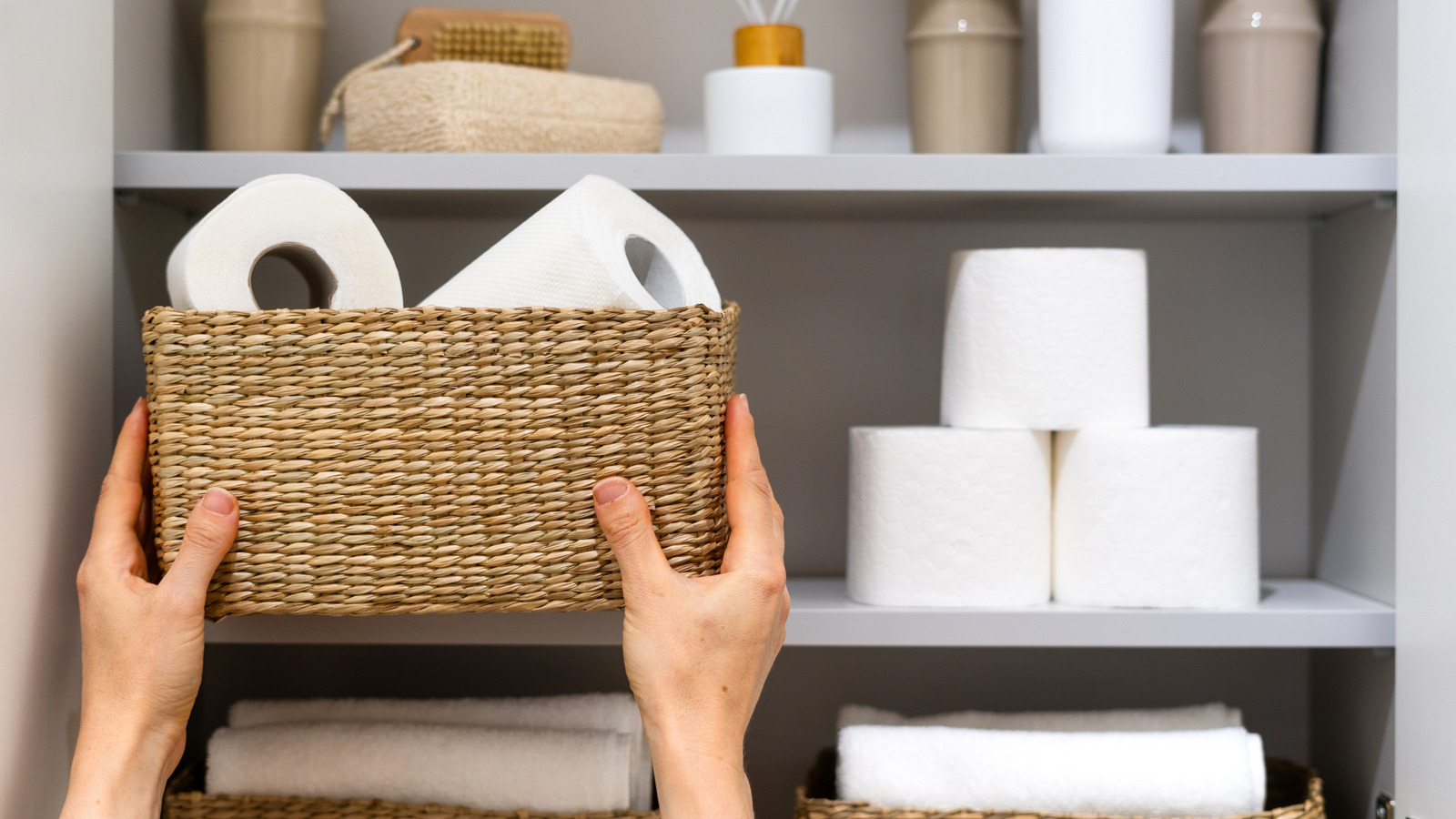 Banyonuzda şık tuvalet kağıdı depolama için bütçe dostu IKEA çözümü