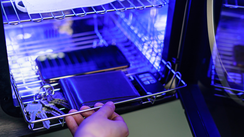 UV Işık Sanitizasyon Kutusunun içine yerleştirilen telefon, cüzdan ve anahtarlar