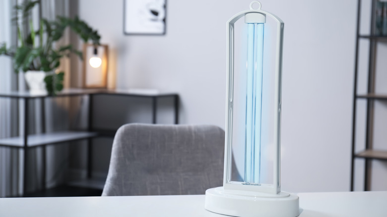 Evde bir masada bir UV dezenfekte lambası