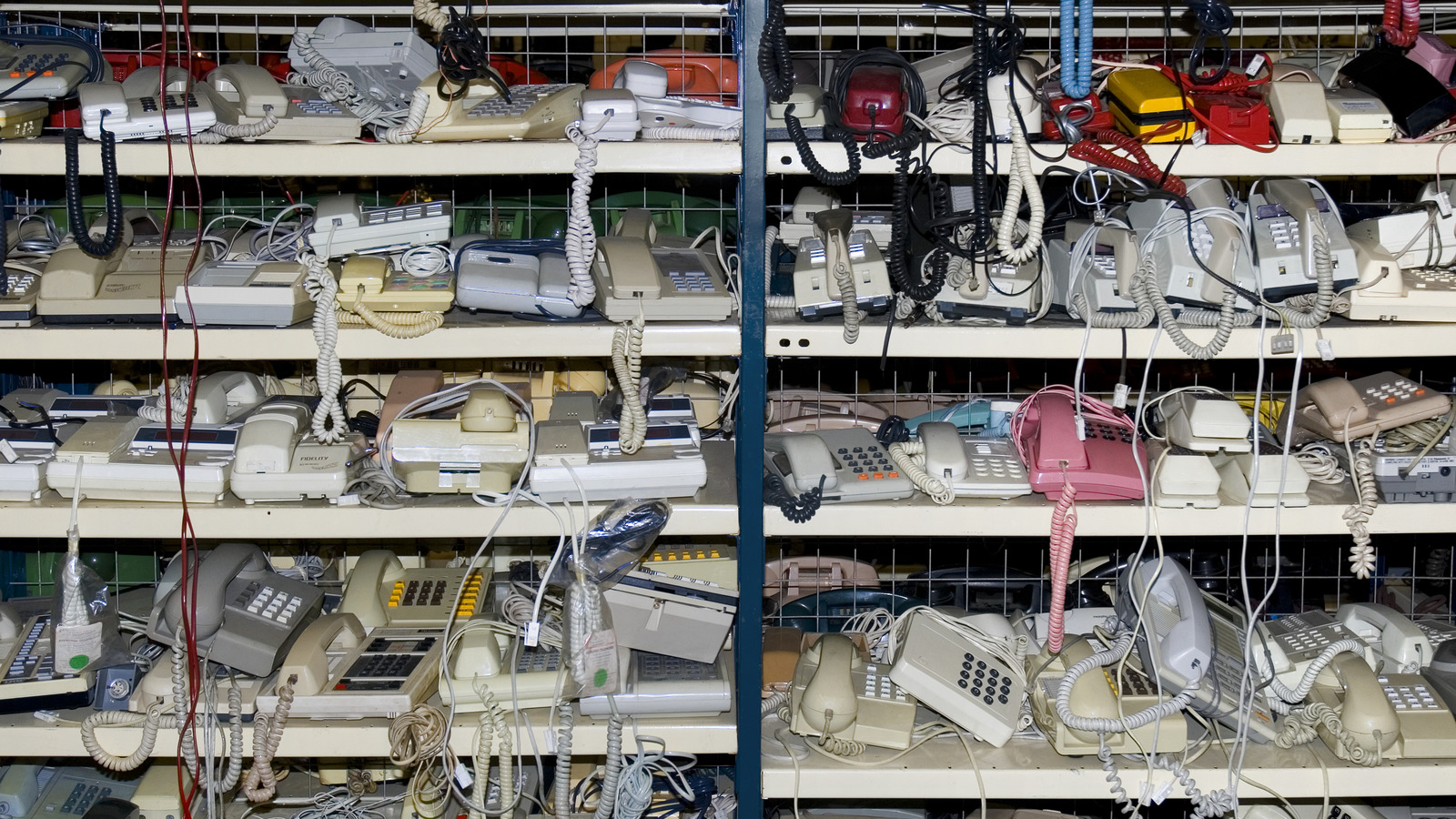 Tasarruf mağazalarından gelen vintage telefonlar bir sanat eserine