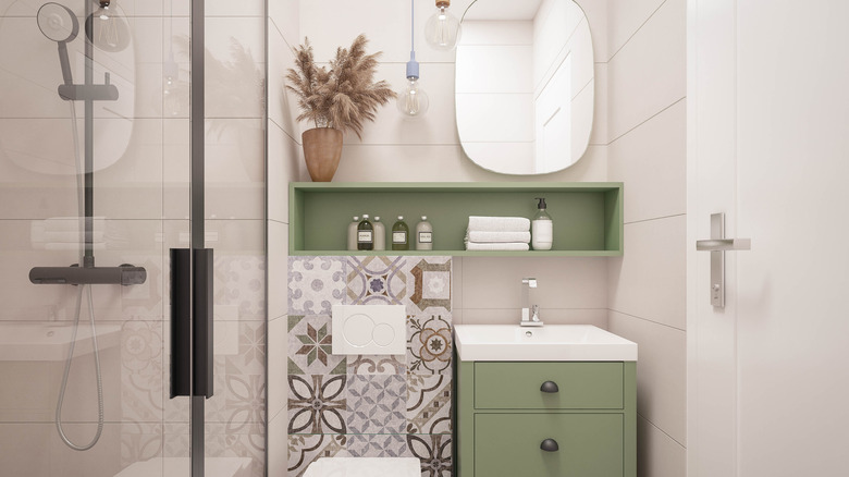 Yeşil raflar ve dolaplı küçük banyo