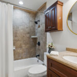 Anında küçük alanları patlatan banyo renk trendi