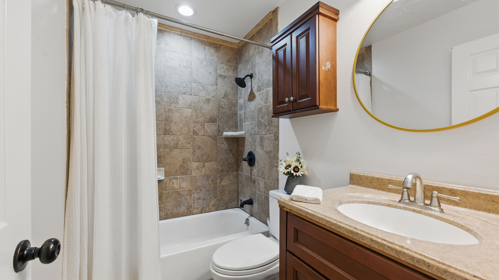 Anında küçük alanları patlatan banyo renk trendi