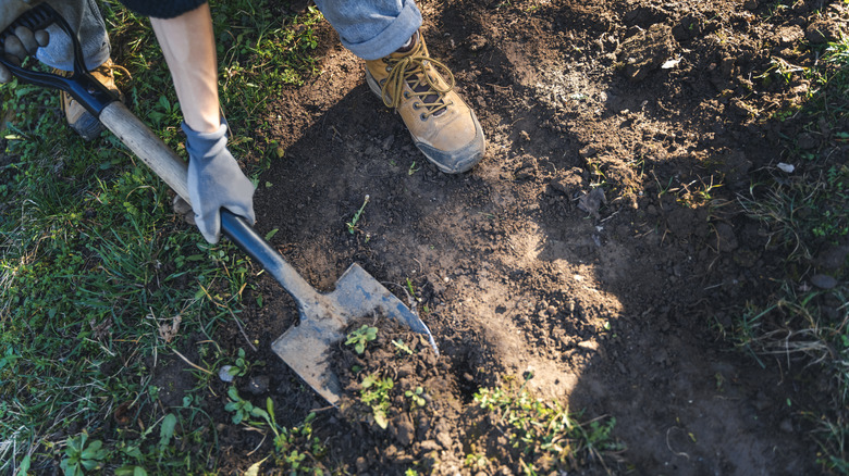 Kürekle Yerde Kazma