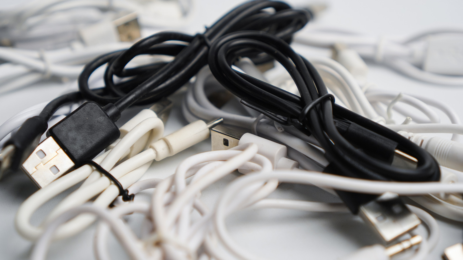Kolay ve uygun fiyatlı bir Dollar Tree Organization Hack ile Cord Clavent'e veda edin