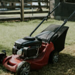 Çimlerinizi günün yanlış saatinde biçmek, biçme makineniz için felaket olabilir