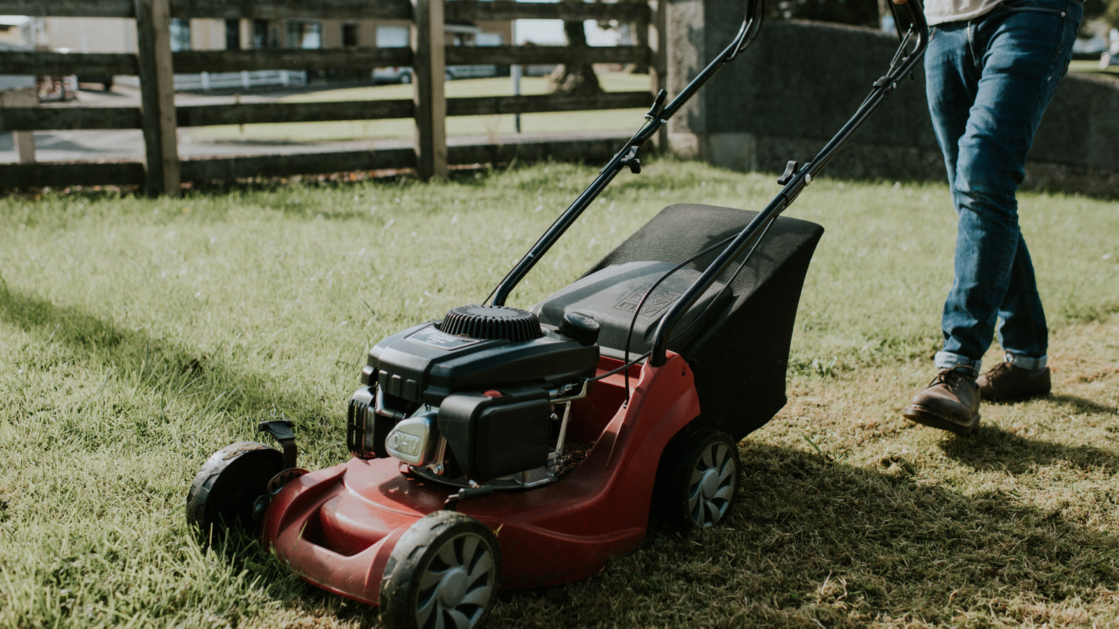 Çimlerinizi günün yanlış saatinde biçmek, biçme makineniz için felaket olabilir
