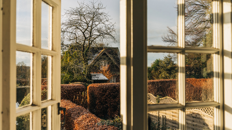 Üzerinde doğrudan güneş ışığı parlayan pencereleri açın