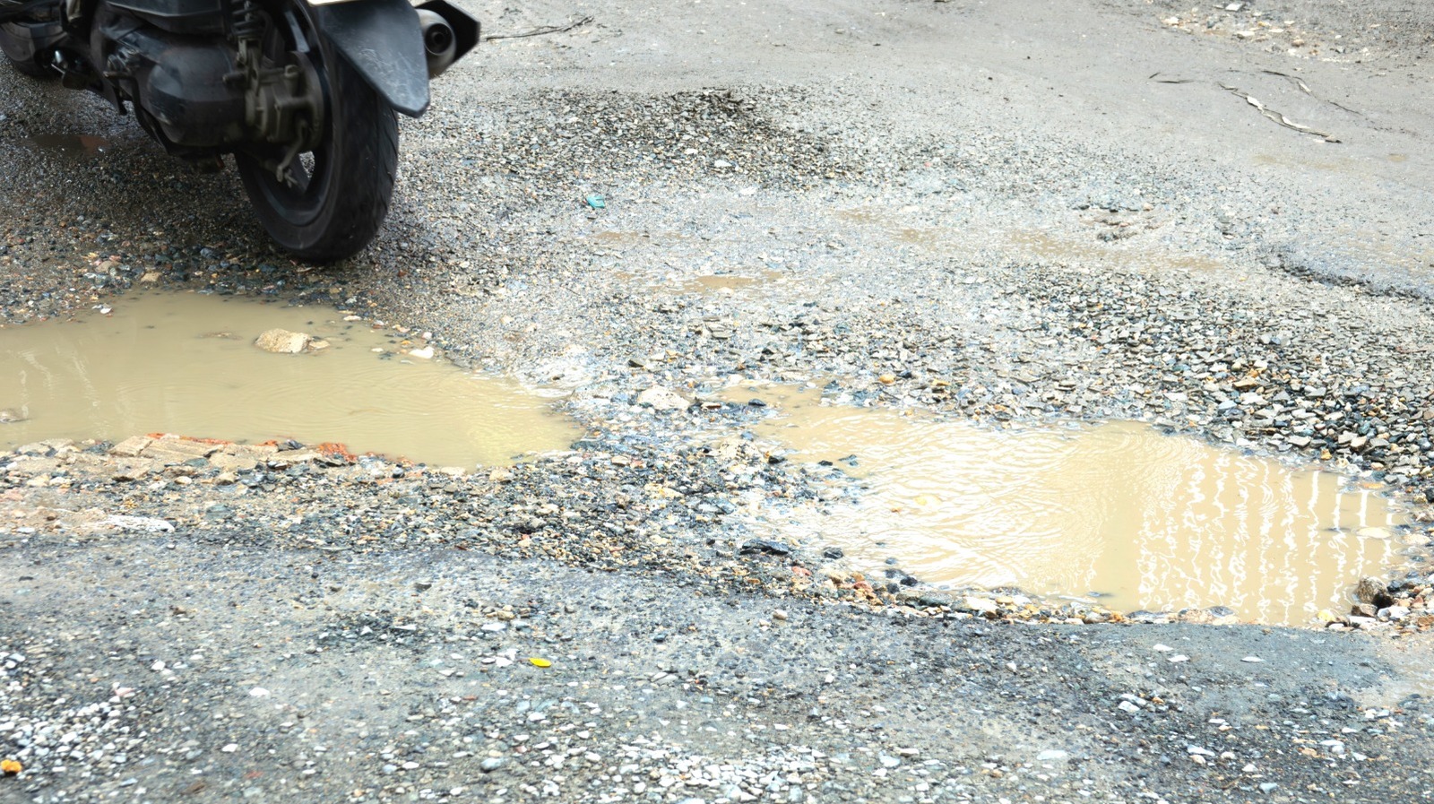 Birikintileri önleyecek ve drenajı iyileştirecek akıllı bir çakıl yol numarası