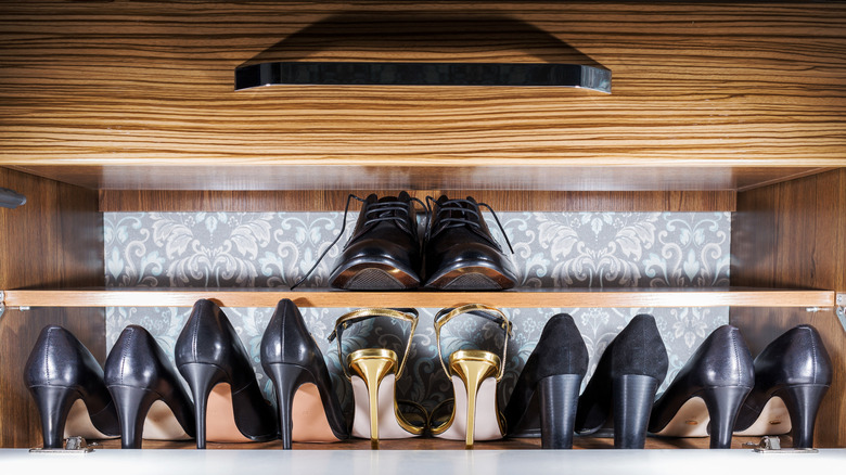 Kapalı bir çekmecede çeşitli yüksek topuklu ayakkabılar