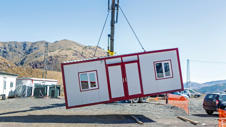 Bir vinçle kaldırılan bir prefabrik ev