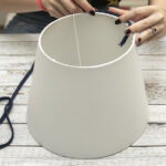 Herhangi bir abajur kişisel bir dokunuş veren bütçe dostu DIY