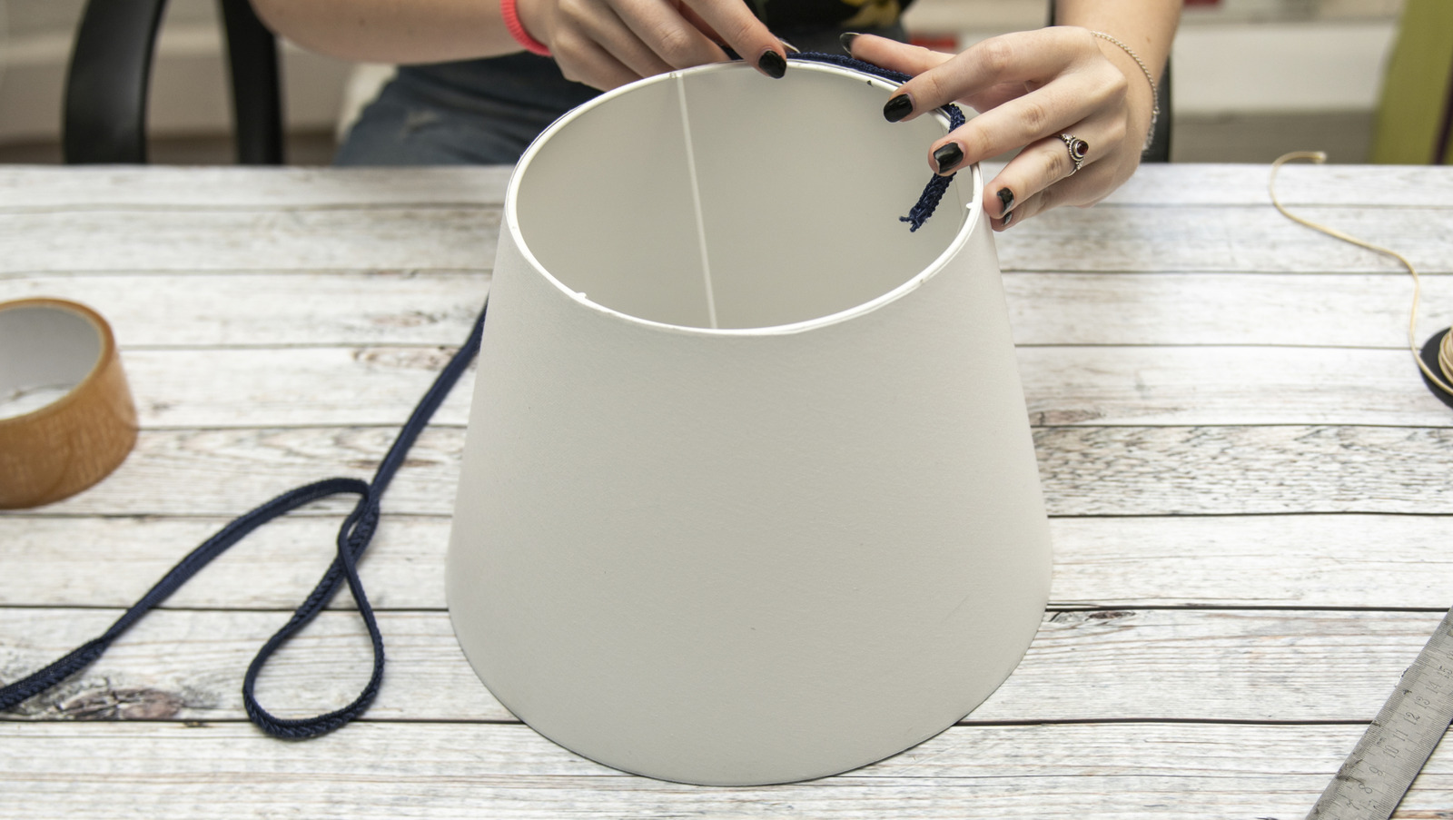 Herhangi bir abajur kişisel bir dokunuş veren bütçe dostu DIY