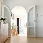 Vintage yuvarlak bir kapı kare bir çerçeveye nasıl sığdırılır