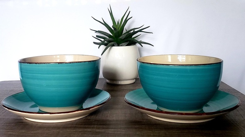 Bir masada iki turkuaz kase