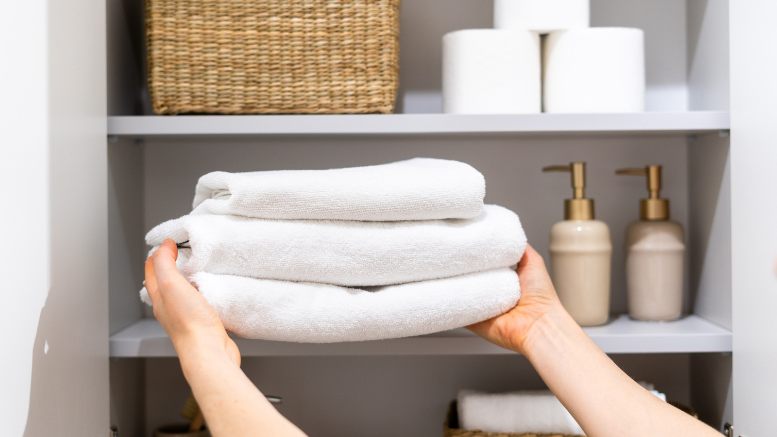 Banyonuzu şık ve basit bir havlu depolama fikrine sahip bir spa gibi hissettirin