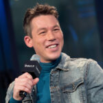 David Bromstad, uzun tavanlar için bir boya rengi seçerken izliyor