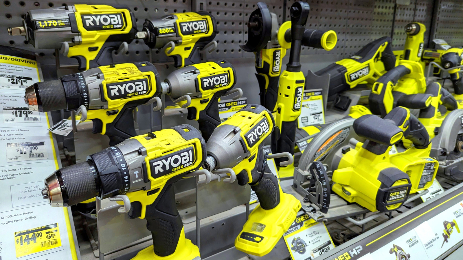 Araçlarınız için Ryobi'nin 18V kenarı ve 18V HP pilleri arasında nasıl seçim yapılır