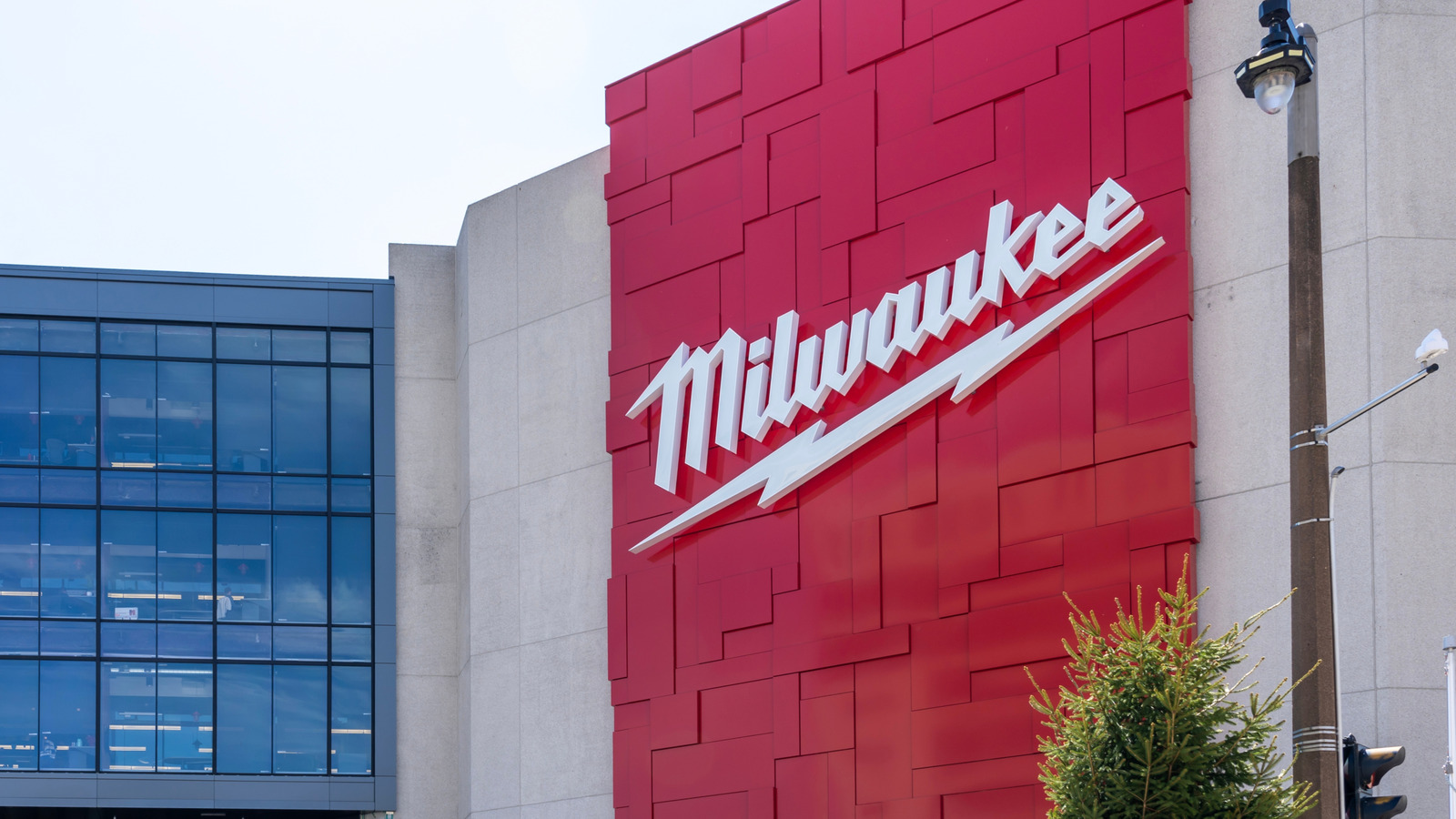 2 çekmeceli Milwaukee paketinizi yuvarlanan bir araç kutusuna dönüştürecek DIY