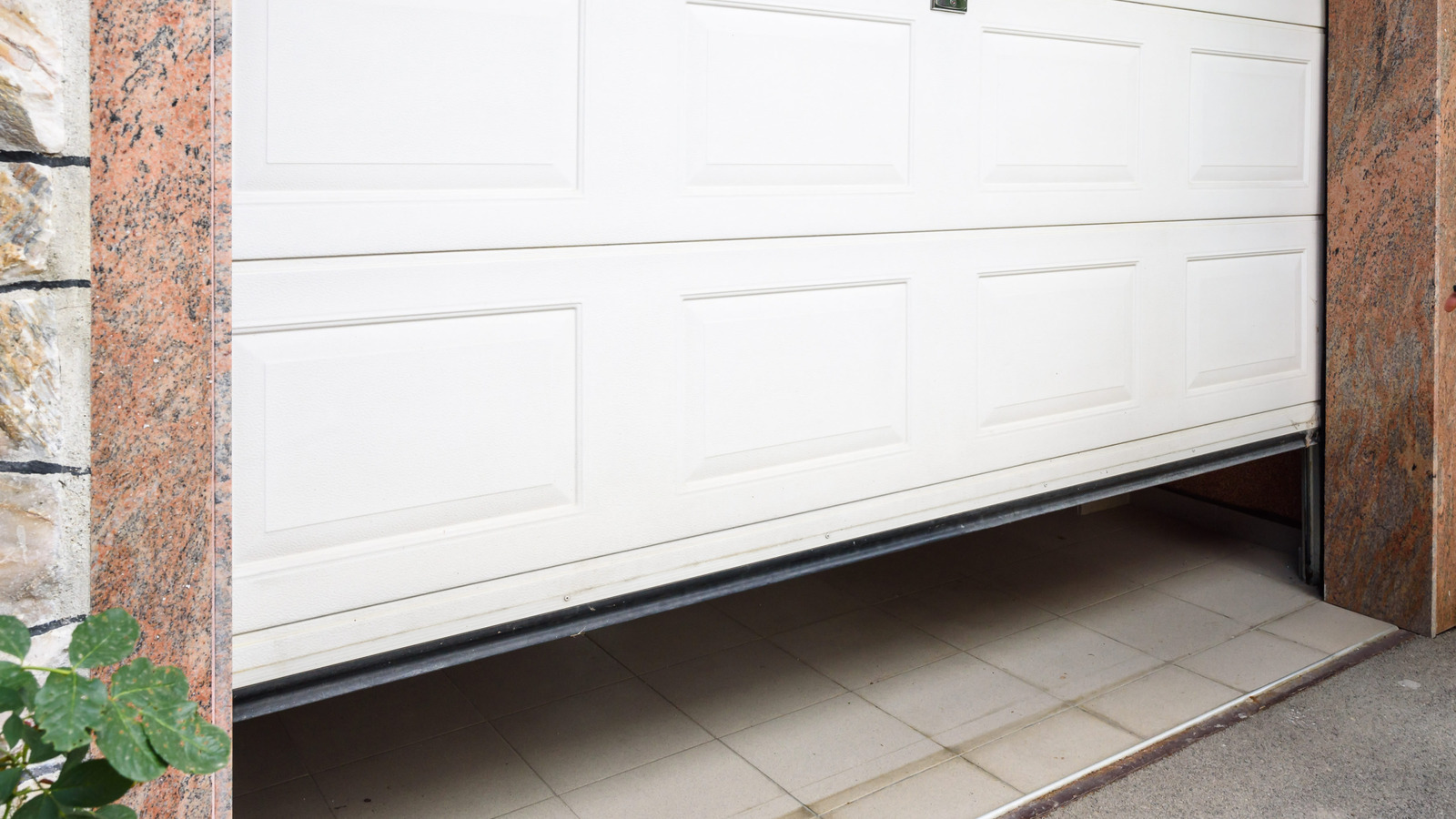 Bir garaj kapısının kırılması soğutma maliyetlerini azaltmaya yardımcı olabilir mi? İşte bulduklarımız