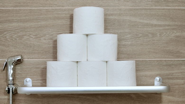 Yüzen rafta tuvalet kağıdı