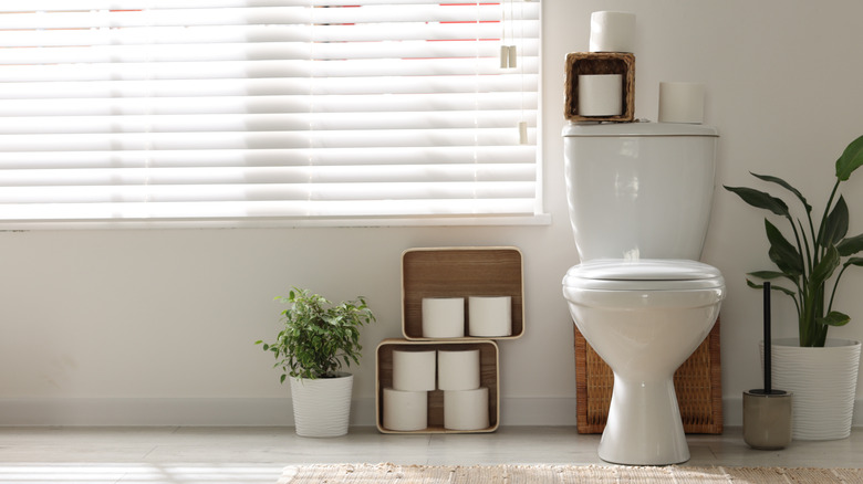 Yan taraflı sepetlerde tuvalet kağıdı