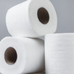 Tuvalet kağıdı küçük bir banyoda saklamak için 10 yaratıcı yer